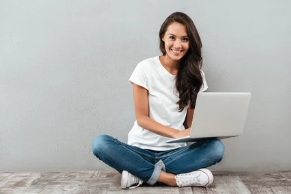 Frau mit Laptop