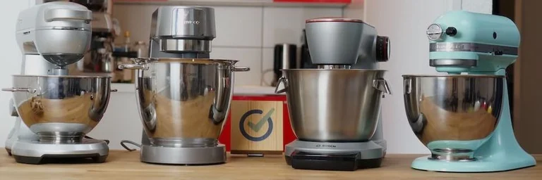 Die Testmodelle aus unserem Küchenmaschinen Test (Sage Bakery Boss, KitchenAid Artisan, Kenwood Chef XL Titanium, Bosch OptiMUM MUM9)