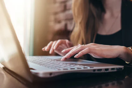 Frau verwendet Laptop