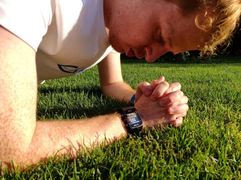 Beim Training fällt die Uhr nie unangenehm am Armgelenk auf.