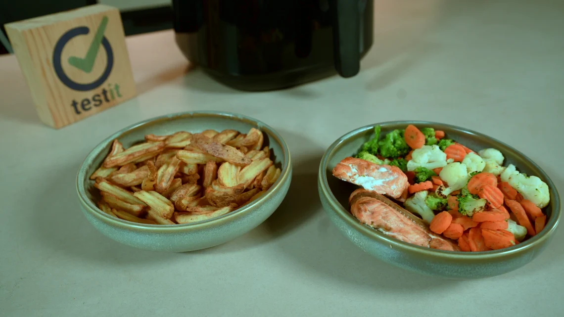 Das Essen aus dem Essential AirFryer XL (hier unsere Kartoffelwedges mit Lachs und Gemüse) war durch die Bank weg hervorragend, brauchte aber immer ein wenig mehr Garzeit als angegeben.