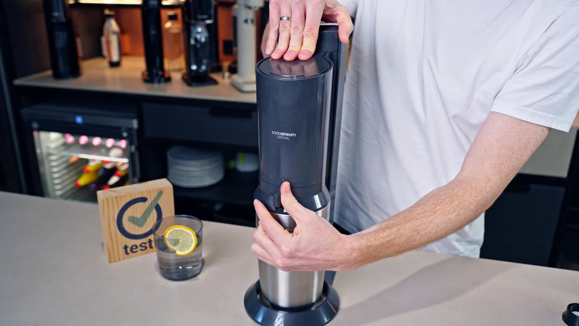 SodaStream Crystal 3.0 - Das Verschließen des Fachs wird mit Kalkablagerungen mit der Zeit schwieriger.