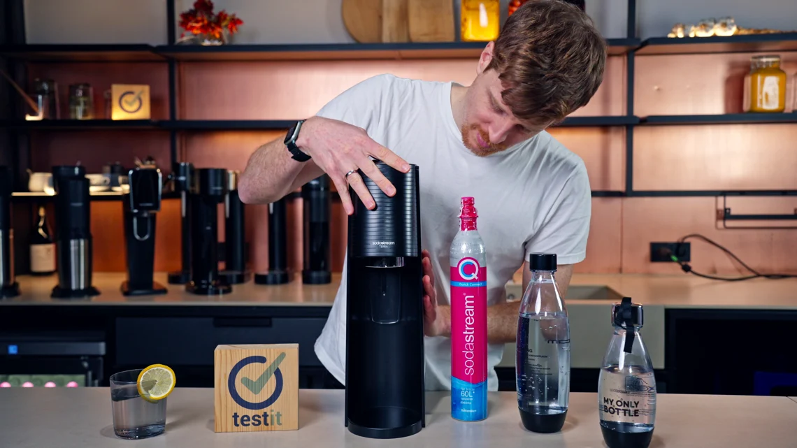 Testsieger SodaStream Terra wird genau inspiziert.