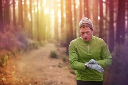 Jogger im Wald mit Pulsmesser