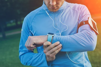 Junger Mann mit GPS-Uhr beim Laufen