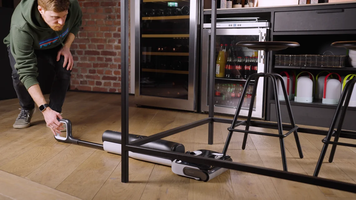 Saugwischer mit Rollen haben einen eigenen Antrieb, der das Handling erleichtert. Damit wird auch das flache Saugen unter Möbeln ermöglicht.